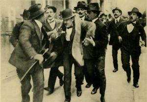 Mussolini_arresto_comizio_1915