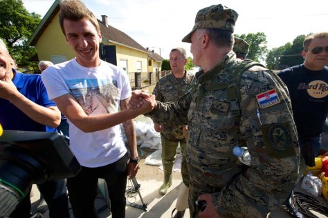 Gunja, 19.05.2014 - Zoran Milanovic susreo se sa Mandzukicem na poplavljenom zupanjskom podrucju