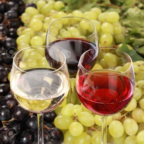 15016542-Vino-rosso-vino-bianco-e-vino-rosato-in-bicchieri-con-il-fuoco-selettivo-Archivio-Fotografico